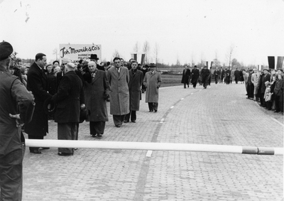 841744 Afbeelding van de aanwezigen bij de feestelijke openstelling van de Weg No. 7 van Schoonhoven naar Lopik (later ...